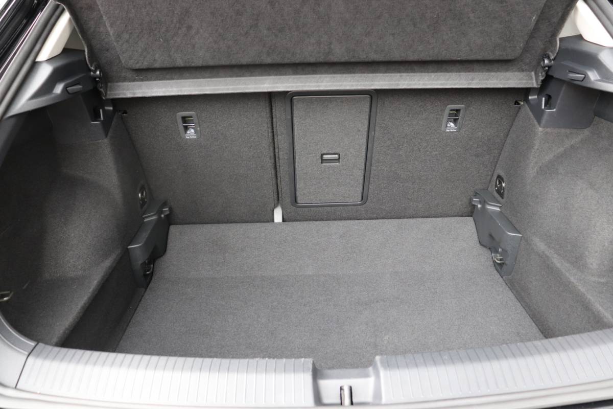 Volkswagen T-Roc Volkswagen T-Roc 1.5 TSI Move Automaat. All-season banden, Full-led.