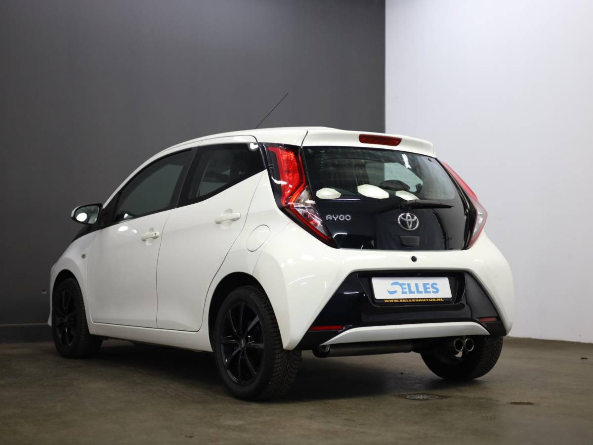 Toyota Aygo Toyota Aygo 1.0 VVT-i x-play | Camera | Cruise Control | Airco