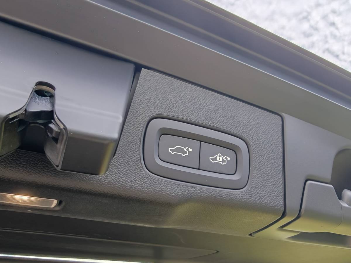 Volvo XC60 Volvo XC60 T6 AWD 350PK Plug-in Plus Black Edition | BLIS | H&K | 360 Camera | Pano | Luchtvering | Keyless |