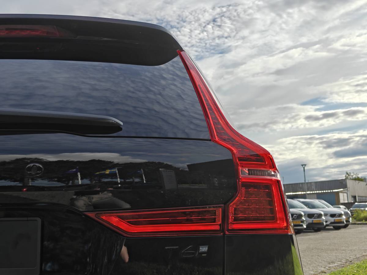 Volvo XC60 Volvo XC60 T6 AWD 350PK Plug-in Plus Black Edition | BLIS | H&K | 360 Camera | Pano | Luchtvering | Keyless |