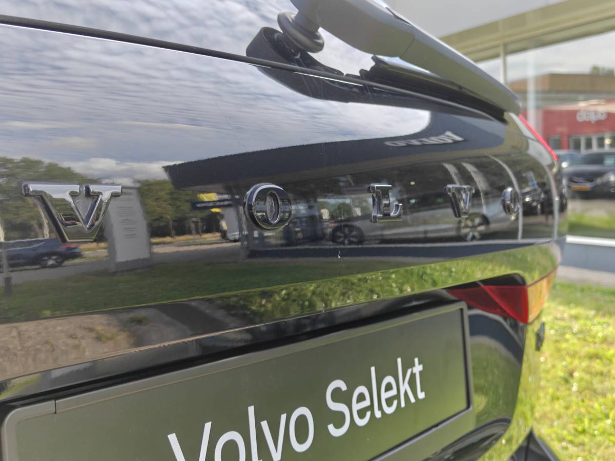 Volvo XC60 Volvo XC60 T6 AWD 350PK Plug-in Plus Black Edition | BLIS | H&K | 360 Camera | Pano | Luchtvering | Keyless |