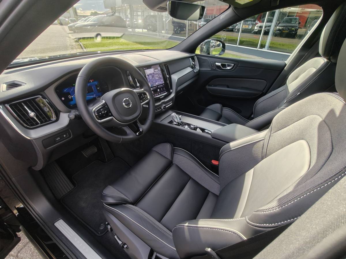 Volvo XC60 Volvo XC60 T6 AWD 350PK Plug-in Plus Black Edition | BLIS | H&K | 360 Camera | Pano | Luchtvering | Keyless |