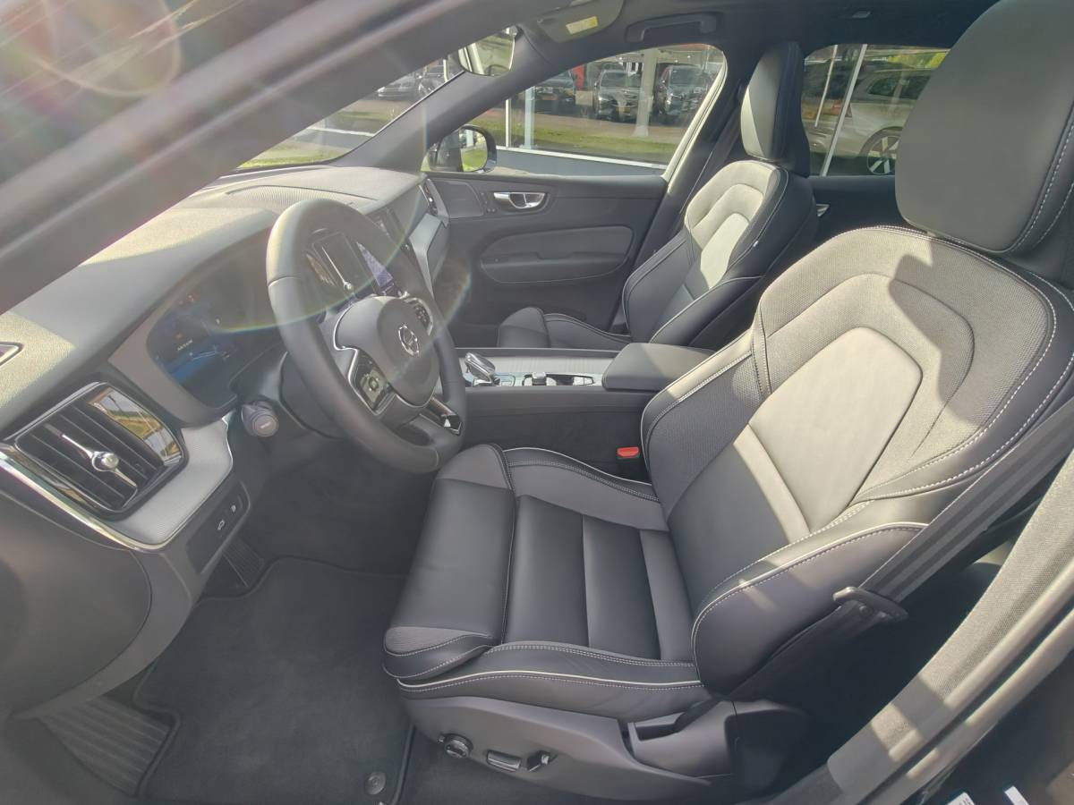 Volvo XC60 Volvo XC60 T6 AWD 350PK Plug-in Plus Black Edition | BLIS | H&K | 360 Camera | Pano | Luchtvering | Keyless |