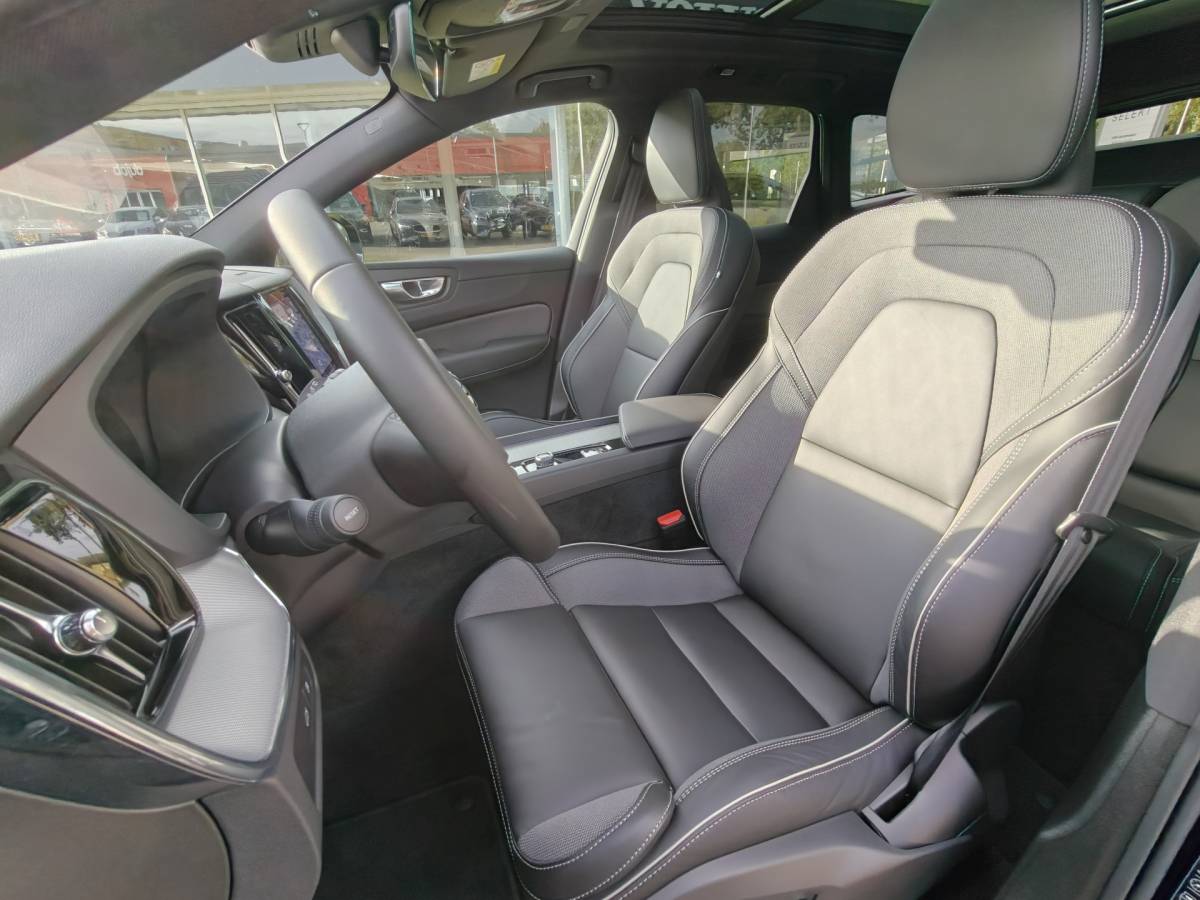 Volvo XC60 Volvo XC60 T6 AWD 350PK Plug-in Plus Black Edition | BLIS | H&K | 360 Camera | Pano | Luchtvering | Keyless |