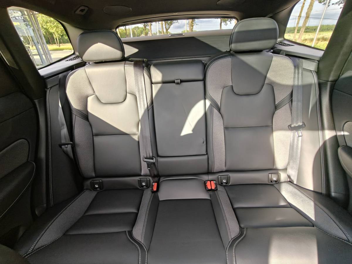 Volvo XC60 Volvo XC60 T6 AWD 350PK Plug-in Plus Black Edition | BLIS | H&K | 360 Camera | Pano | Luchtvering | Keyless |