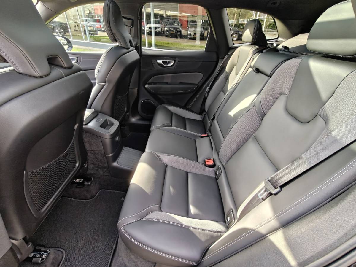 Volvo XC60 Volvo XC60 T6 AWD 350PK Plug-in Plus Black Edition | BLIS | H&K | 360 Camera | Pano | Luchtvering | Keyless |