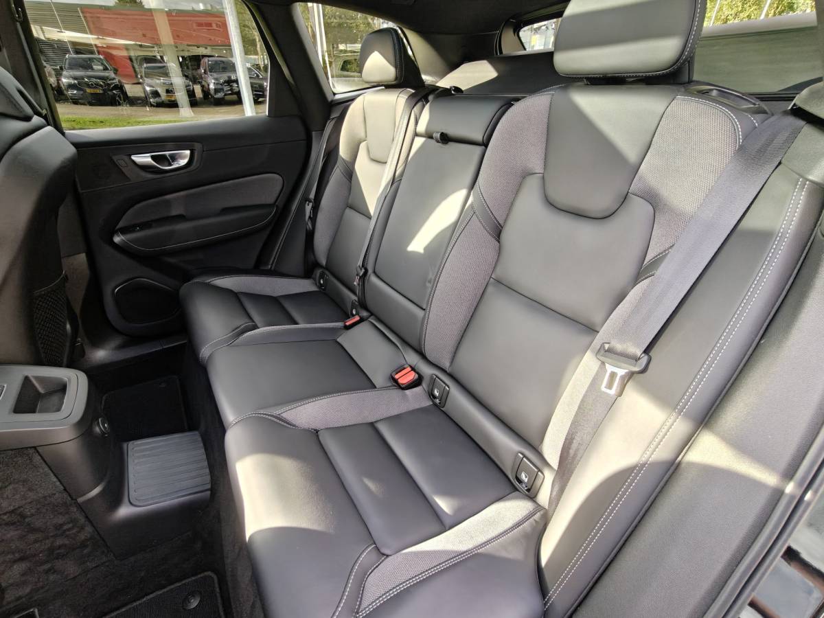 Volvo XC60 Volvo XC60 T6 AWD 350PK Plug-in Plus Black Edition | BLIS | H&K | 360 Camera | Pano | Luchtvering | Keyless |