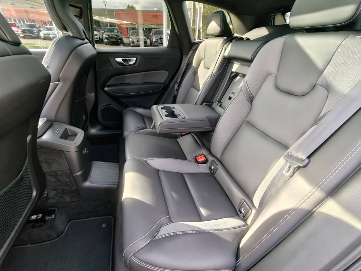 Volvo XC60 Volvo XC60 T6 AWD 350PK Plug-in Plus Black Edition | BLIS | H&K | 360 Camera | Pano | Luchtvering | Keyless |