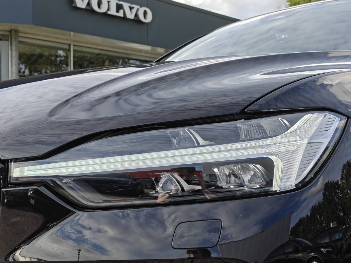 Volvo XC60 Volvo XC60 T6 AWD 350PK Plug-in Plus Black Edition | BLIS | H&K | 360 Camera | Pano | Luchtvering | Keyless |