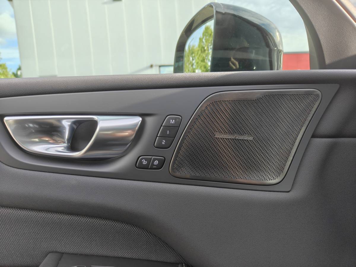 Volvo XC60 Volvo XC60 T6 AWD 350PK Plug-in Plus Black Edition | BLIS | H&K | 360 Camera | Pano | Luchtvering | Keyless |