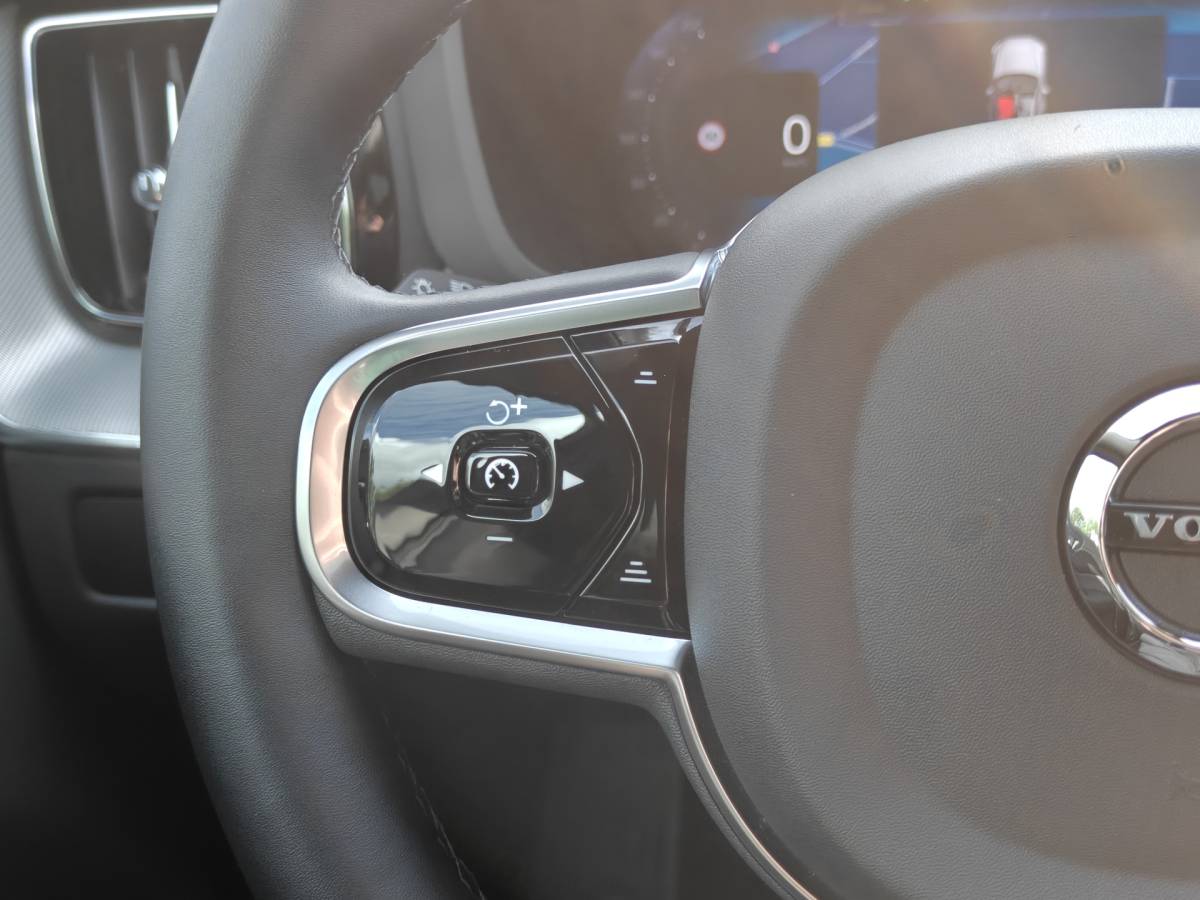 Volvo XC60 Volvo XC60 T6 AWD 350PK Plug-in Plus Black Edition | BLIS | H&K | 360 Camera | Pano | Luchtvering | Keyless |