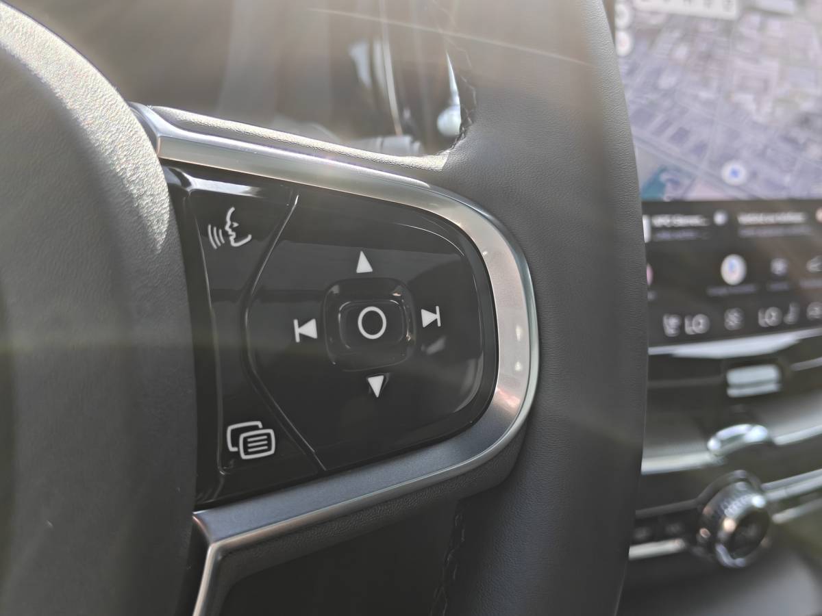 Volvo XC60 Volvo XC60 T6 AWD 350PK Plug-in Plus Black Edition | BLIS | H&K | 360 Camera | Pano | Luchtvering | Keyless |