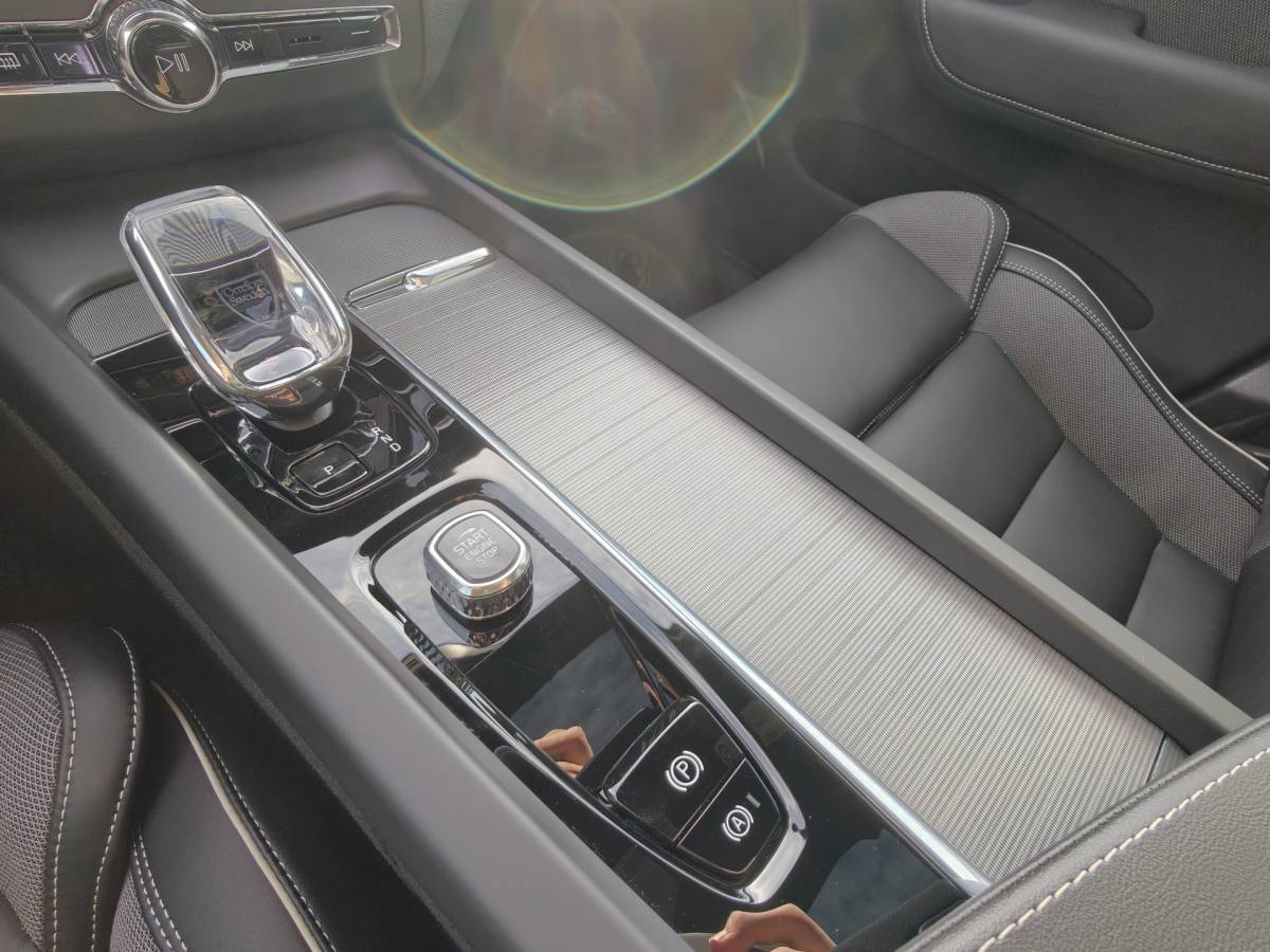 Volvo XC60 Volvo XC60 T6 AWD 350PK Plug-in Plus Black Edition | BLIS | H&K | 360 Camera | Pano | Luchtvering | Keyless |