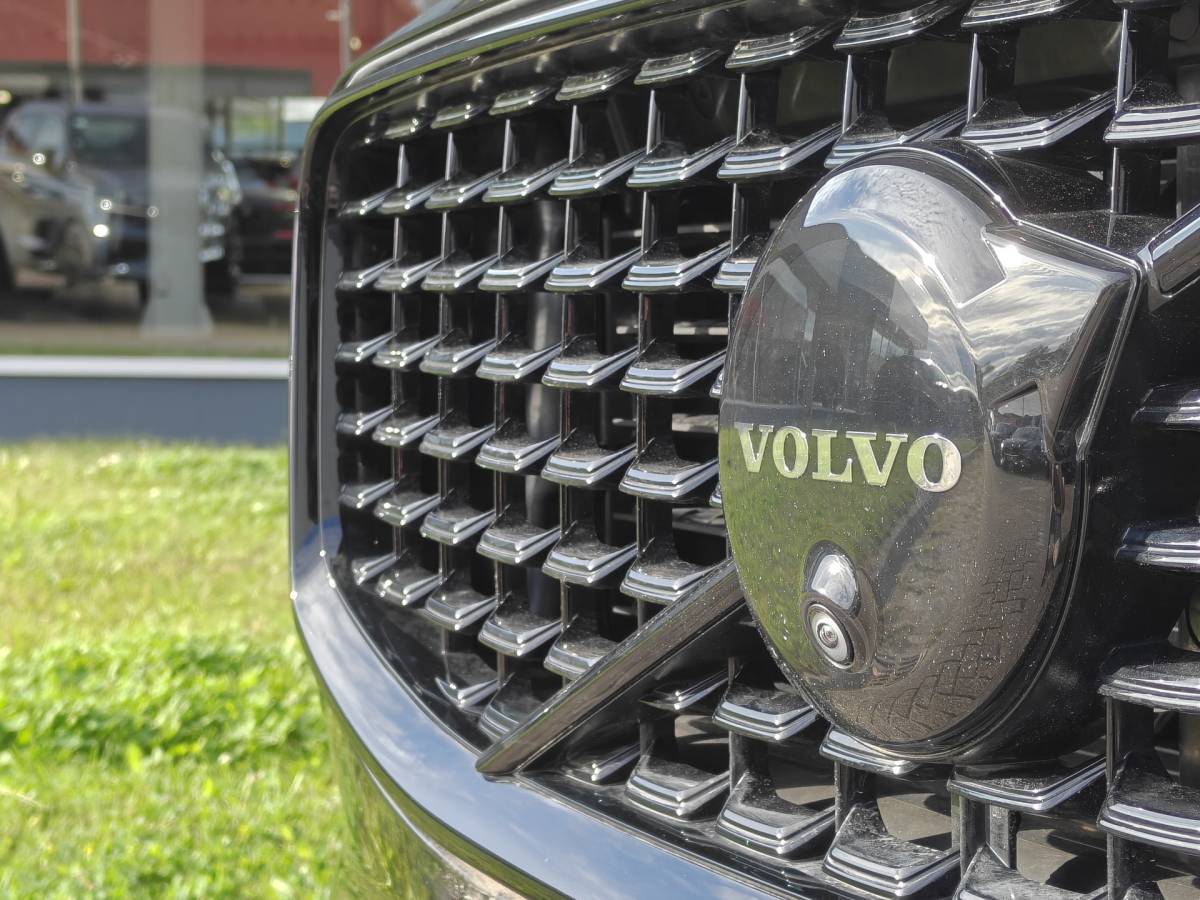 Volvo XC60 Volvo XC60 T6 AWD 350PK Plug-in Plus Black Edition | BLIS | H&K | 360 Camera | Pano | Luchtvering | Keyless |
