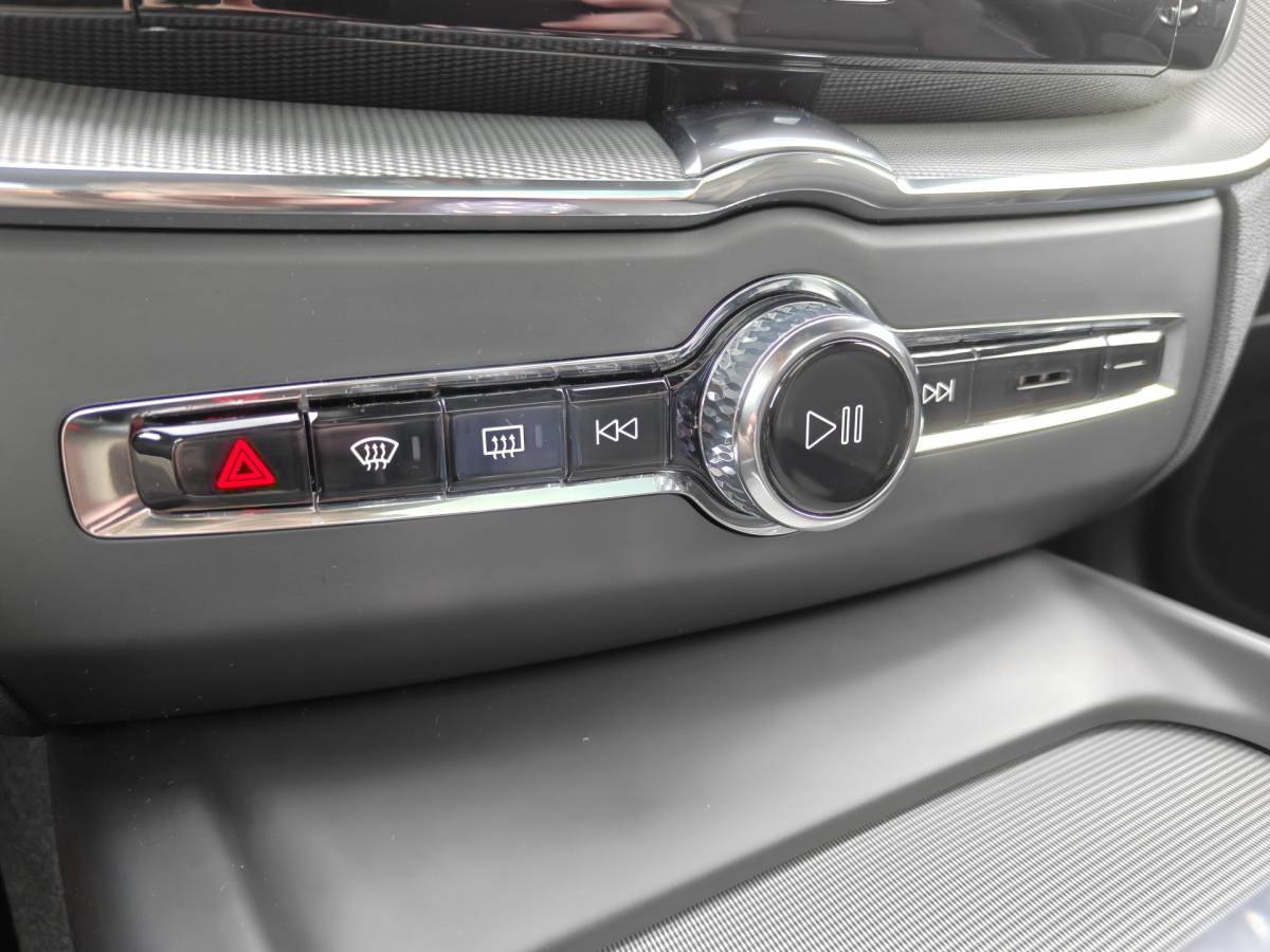 Volvo XC60 Volvo XC60 T6 AWD 350PK Plug-in Plus Black Edition | BLIS | H&K | 360 Camera | Pano | Luchtvering | Keyless |