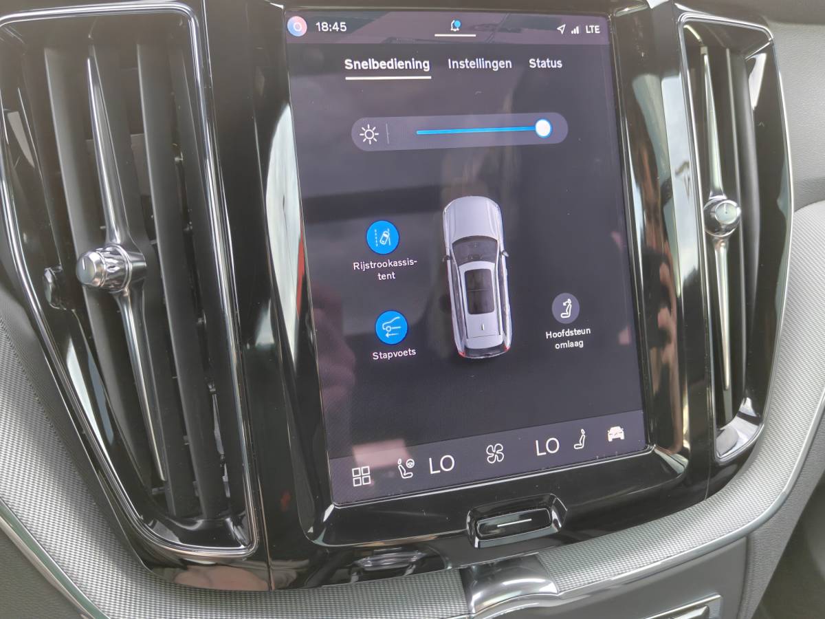 Volvo XC60 Volvo XC60 T6 AWD 350PK Plug-in Plus Black Edition | BLIS | H&K | 360 Camera | Pano | Luchtvering | Keyless |