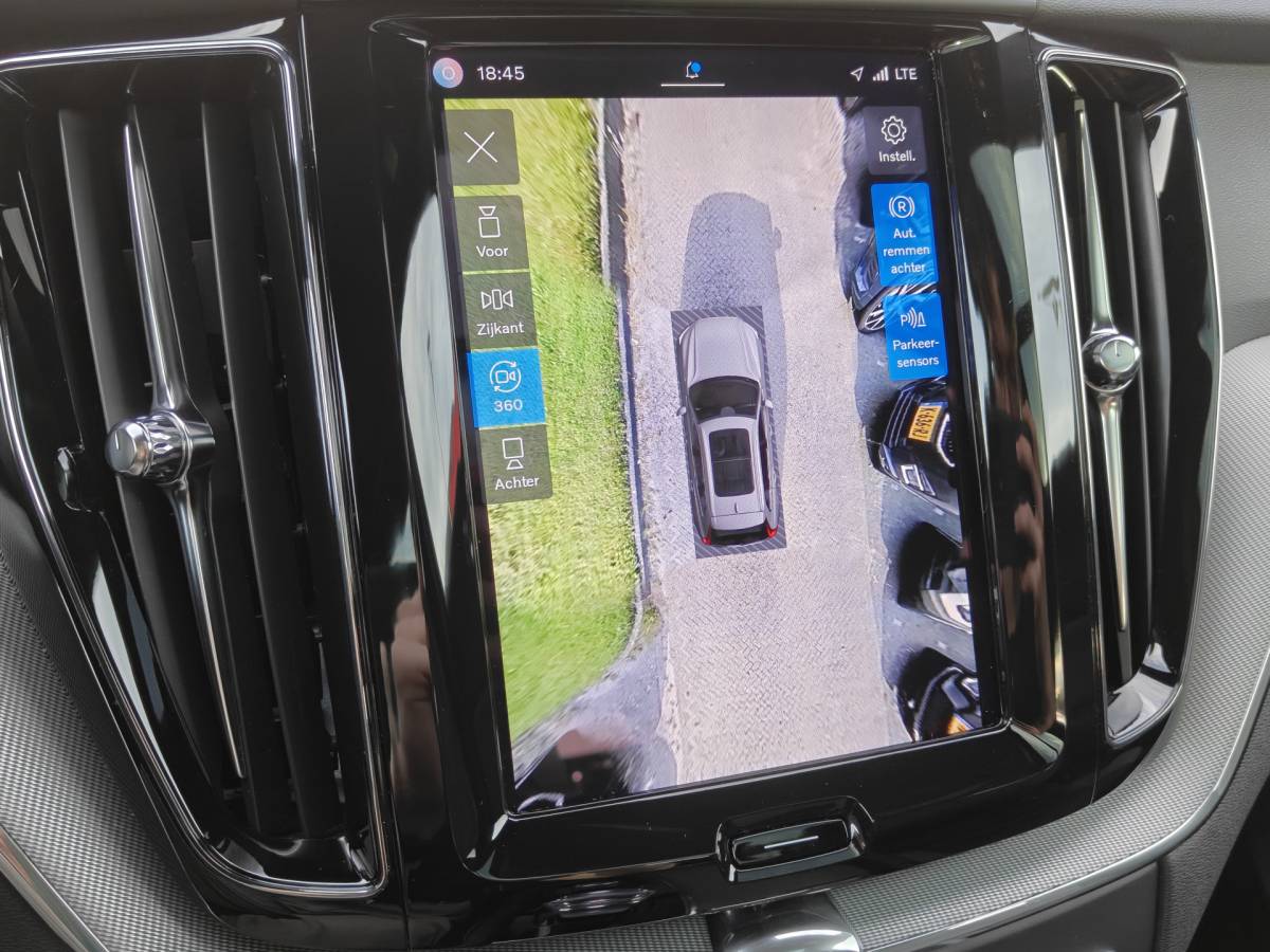 Volvo XC60 Volvo XC60 T6 AWD 350PK Plug-in Plus Black Edition | BLIS | H&K | 360 Camera | Pano | Luchtvering | Keyless |