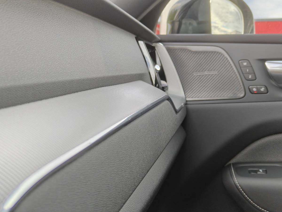 Volvo XC60 Volvo XC60 T6 AWD 350PK Plug-in Plus Black Edition | BLIS | H&K | 360 Camera | Pano | Luchtvering | Keyless |