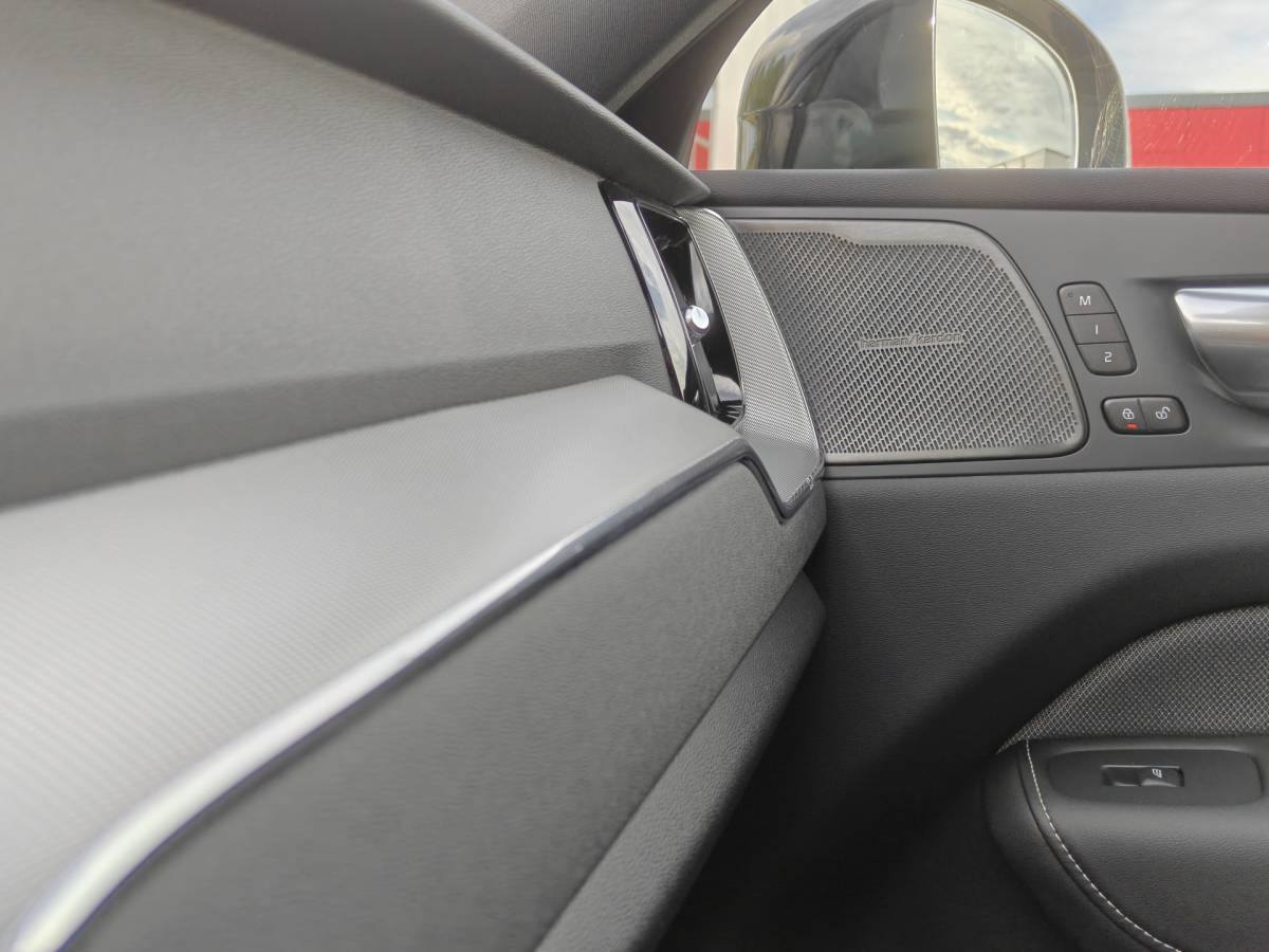 Volvo XC60 Volvo XC60 T6 AWD 350PK Plug-in Plus Black Edition | BLIS | H&K | 360 Camera | Pano | Luchtvering | Keyless |