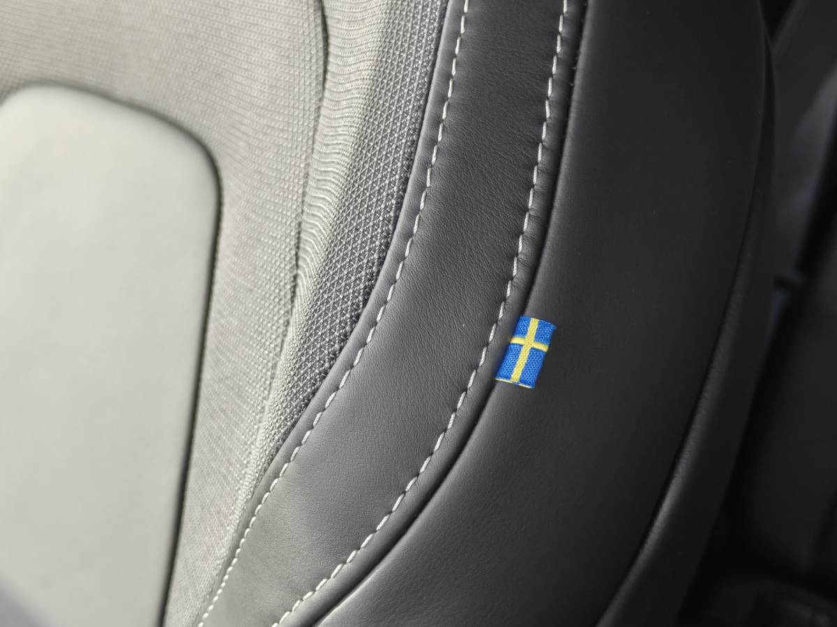 Volvo XC60 Volvo XC60 T6 AWD 350PK Plug-in Plus Black Edition | BLIS | H&K | 360 Camera | Pano | Luchtvering | Keyless |