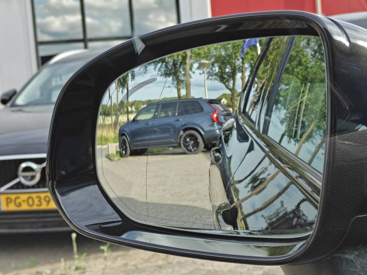 Volvo XC60 Volvo XC60 T6 AWD 350PK Plug-in Plus Black Edition | BLIS | H&K | 360 Camera | Pano | Luchtvering | Keyless |