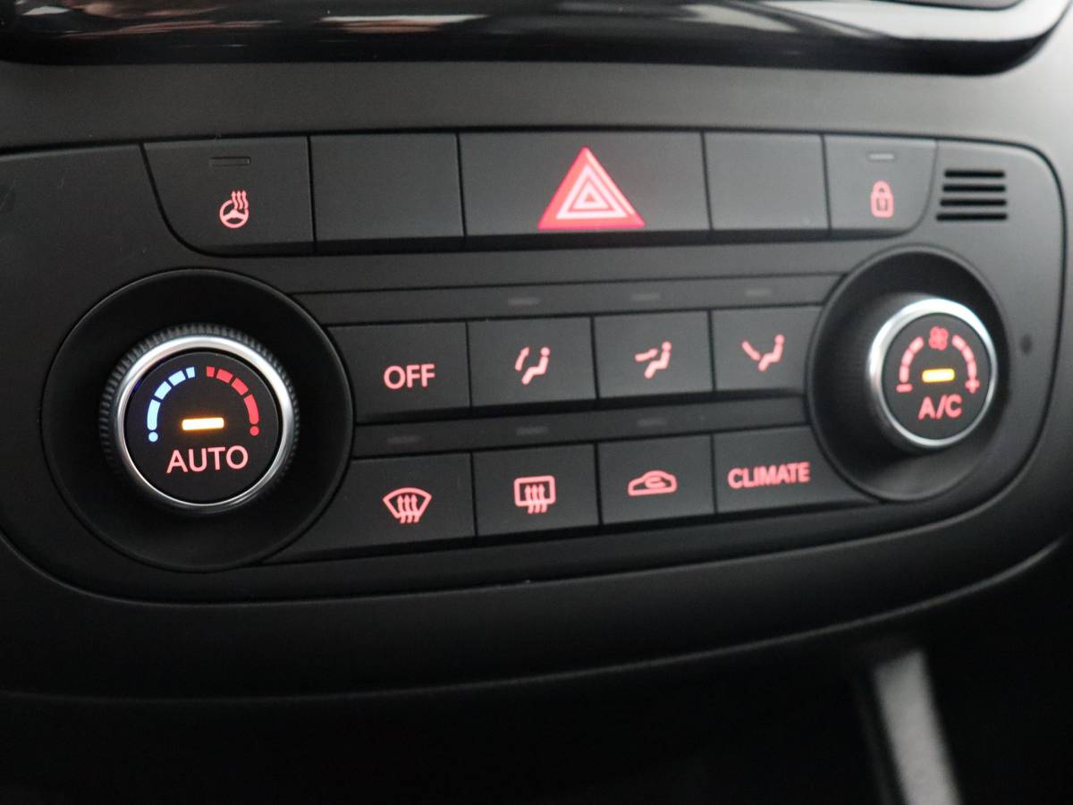 Kia Venga Kia Venga 1.6 CVVT DynamicPLusLine (Afn. Trekhaak / Camera / Navi / Cruise / PDC)