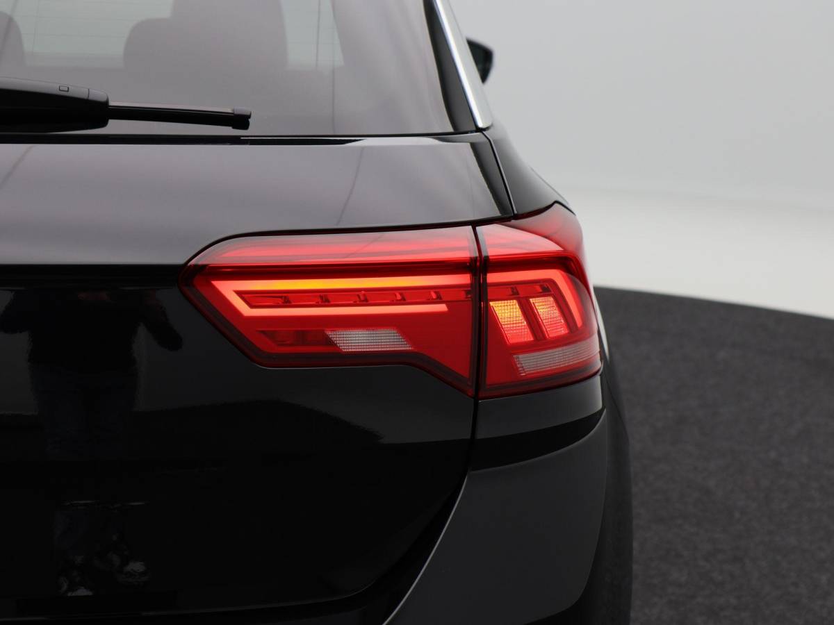 Volkswagen T-Roc Volkswagen T-Roc 1.5 TSi 150 Pk Automaat Style Business | Adaptive Cruise Control | Elektrische Achterklep | Navigatie | Trekhaak | Stoelverwarming | 17 Inch