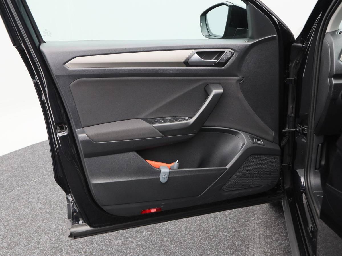 Volkswagen T-Roc Volkswagen T-Roc 1.5 TSi 150 Pk Automaat Style Business | Adaptive Cruise Control | Elektrische Achterklep | Navigatie | Trekhaak | Stoelverwarming | 17 Inch