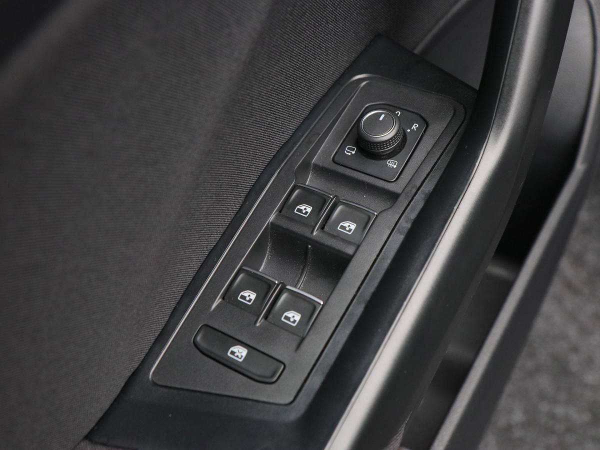 Volkswagen T-Roc Volkswagen T-Roc 1.5 TSi 150 Pk Automaat Style Business | Adaptive Cruise Control | Elektrische Achterklep | Navigatie | Trekhaak | Stoelverwarming | 17 Inch