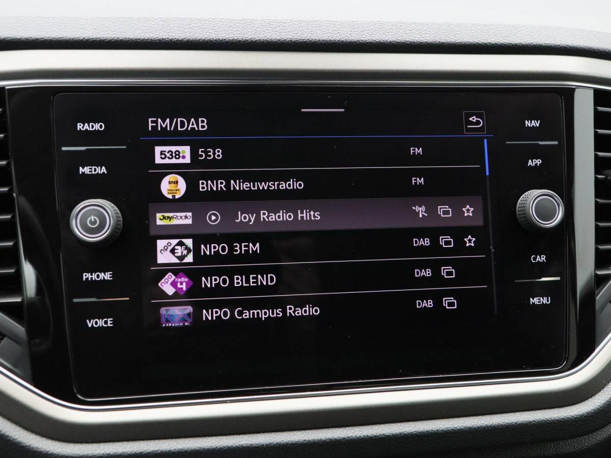 Volkswagen T-Roc Volkswagen T-Roc 1.5 TSi 150 Pk Automaat Style Business | Adaptive Cruise Control | Elektrische Achterklep | Navigatie | Trekhaak | Stoelverwarming | 17 Inch