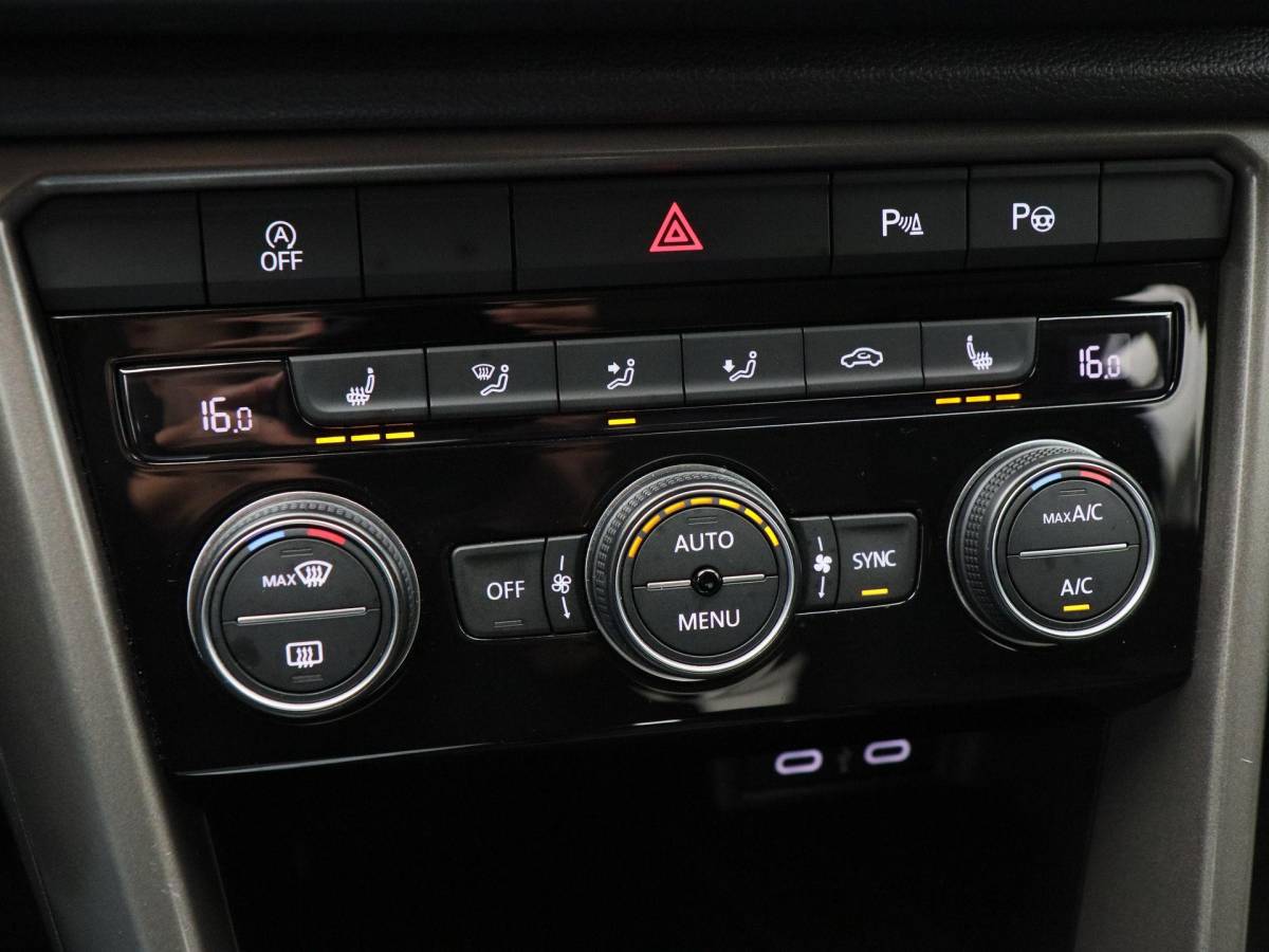 Volkswagen T-Roc Volkswagen T-Roc 1.5 TSi 150 Pk Automaat Style Business | Adaptive Cruise Control | Elektrische Achterklep | Navigatie | Trekhaak | Stoelverwarming | 17 Inch