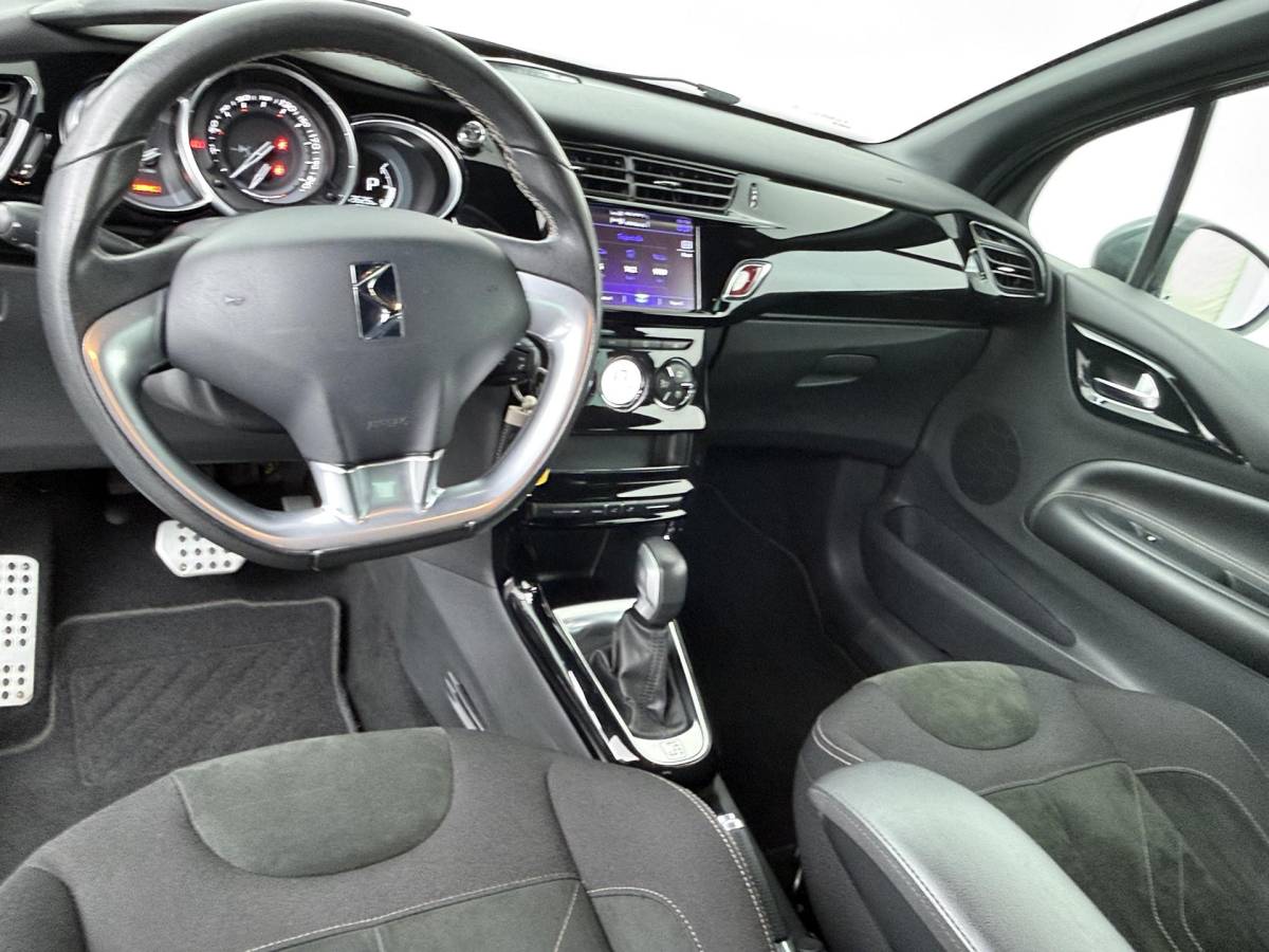 DS DS 3 DS 3 1.2 PureTech Givenchy Le MakeUp – Automaat – Achteruitrijcamera – Navigatie – Airconditioning
