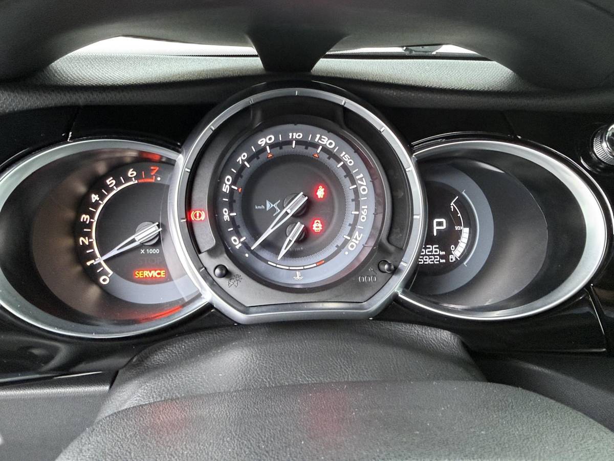 DS DS 3 DS 3 1.2 PureTech Givenchy Le MakeUp – Automaat – Achteruitrijcamera – Navigatie – Airconditioning
