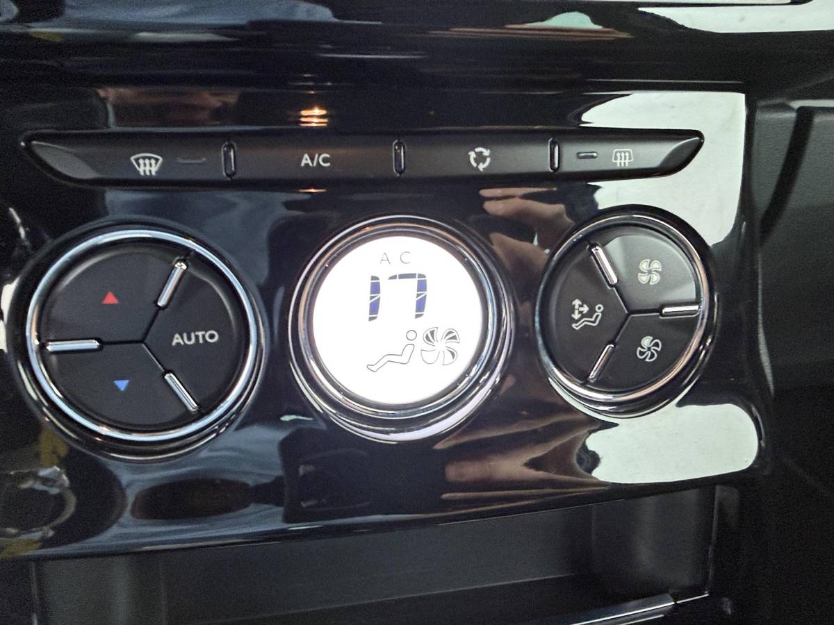 DS DS 3 DS 3 1.2 PureTech Givenchy Le MakeUp – Automaat – Achteruitrijcamera – Navigatie – Airconditioning