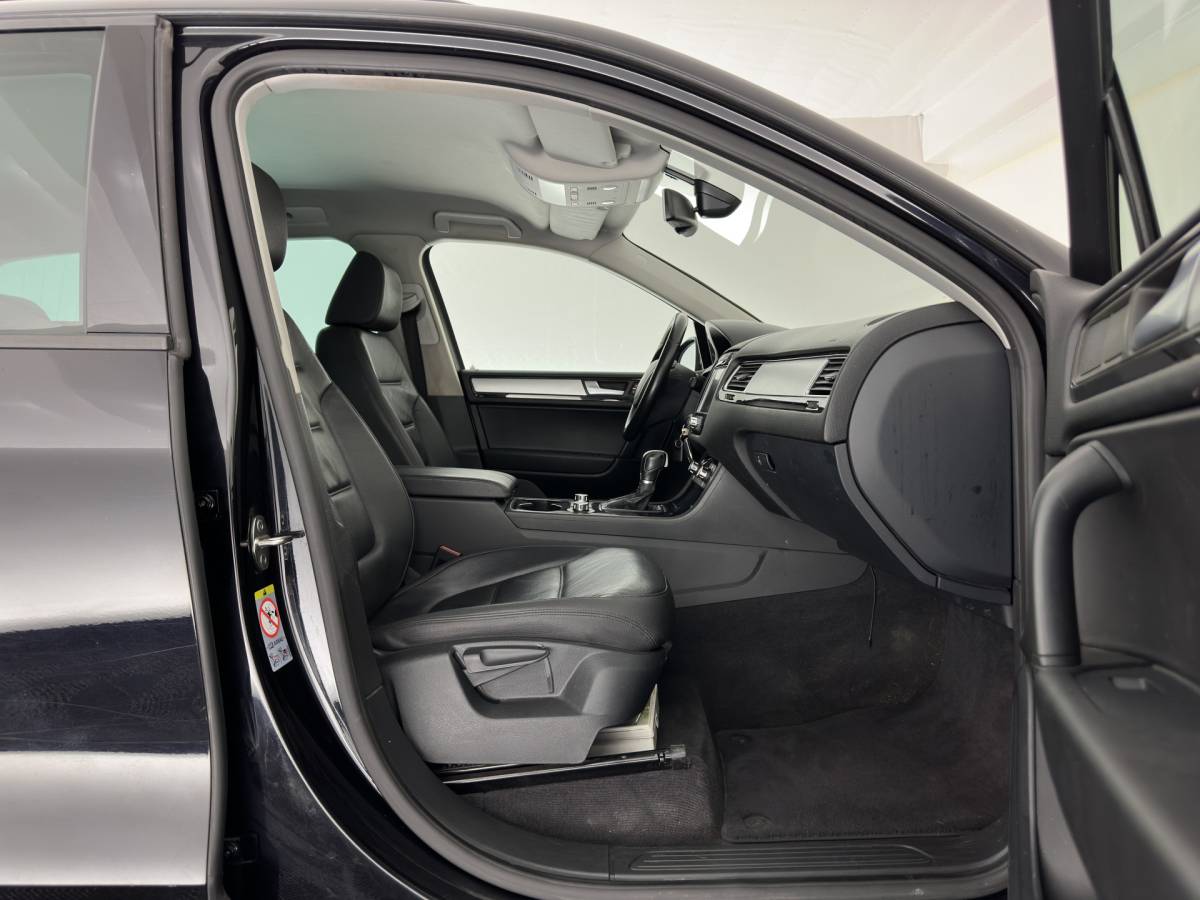 Volkswagen Touareg Volkswagen Touareg 3.0 TDI Highline Aut. *LEATHER | XENON | HEATED-COMFORTSEATS | NAVI-FULLMAP | PRIVACY-GLASS | SHIFT-PADDLES | ECC | PDC | CRUISE | TOWBAR | 20”ALU*