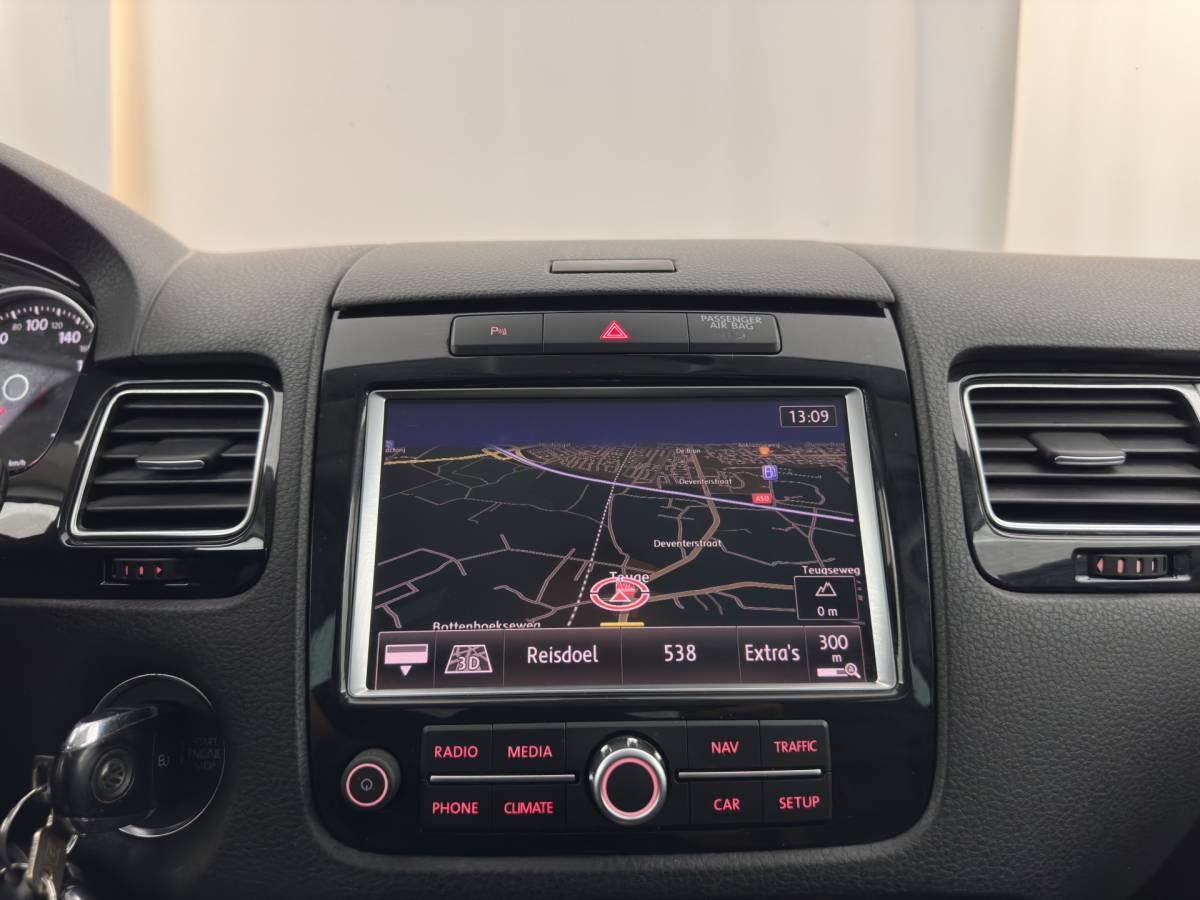 Volkswagen Touareg Volkswagen Touareg 3.0 TDI Highline Aut. *LEATHER | XENON | HEATED-COMFORTSEATS | NAVI-FULLMAP | PRIVACY-GLASS | SHIFT-PADDLES | ECC | PDC | CRUISE | TOWBAR | 20”ALU*