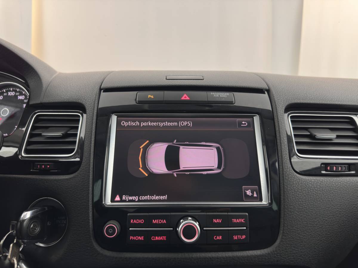 Volkswagen Touareg Volkswagen Touareg 3.0 TDI Highline Aut. *LEATHER | XENON | HEATED-COMFORTSEATS | NAVI-FULLMAP | PRIVACY-GLASS | SHIFT-PADDLES | ECC | PDC | CRUISE | TOWBAR | 20”ALU*