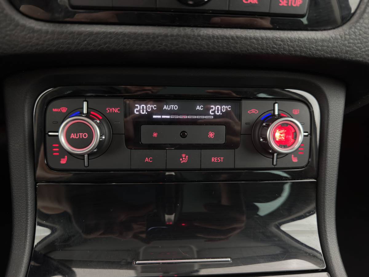 Volkswagen Touareg Volkswagen Touareg 3.0 TDI Highline Aut. *LEATHER | XENON | HEATED-COMFORTSEATS | NAVI-FULLMAP | PRIVACY-GLASS | SHIFT-PADDLES | ECC | PDC | CRUISE | TOWBAR | 20”ALU*