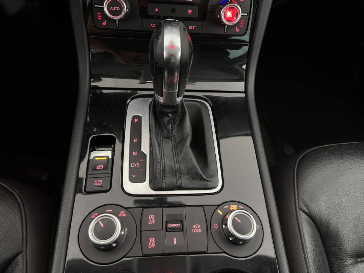 Volkswagen Touareg Volkswagen Touareg 3.0 TDI Highline Aut. *LEATHER | XENON | HEATED-COMFORTSEATS | NAVI-FULLMAP | PRIVACY-GLASS | SHIFT-PADDLES | ECC | PDC | CRUISE | TOWBAR | 20”ALU*