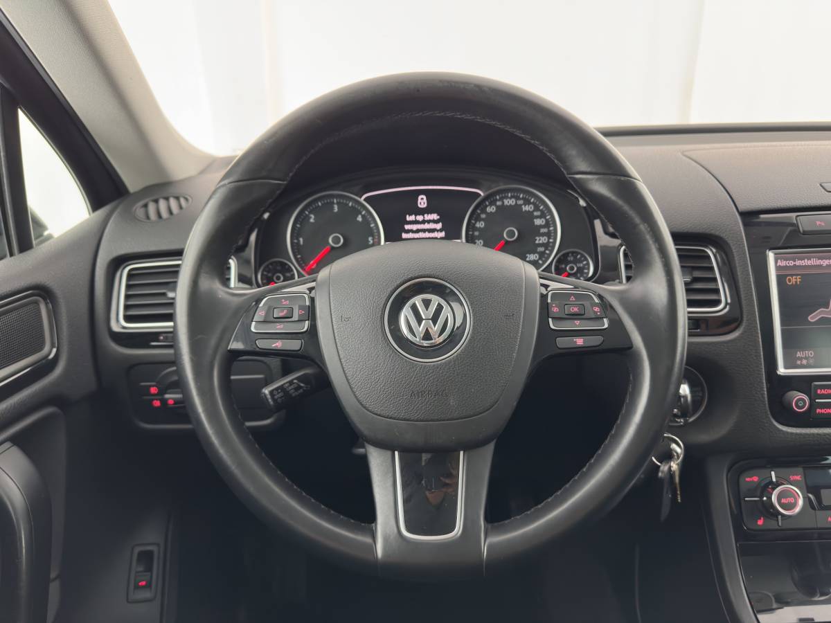 Volkswagen Touareg Volkswagen Touareg 3.0 TDI Highline Aut. *LEATHER | XENON | HEATED-COMFORTSEATS | NAVI-FULLMAP | PRIVACY-GLASS | SHIFT-PADDLES | ECC | PDC | CRUISE | TOWBAR | 20”ALU*