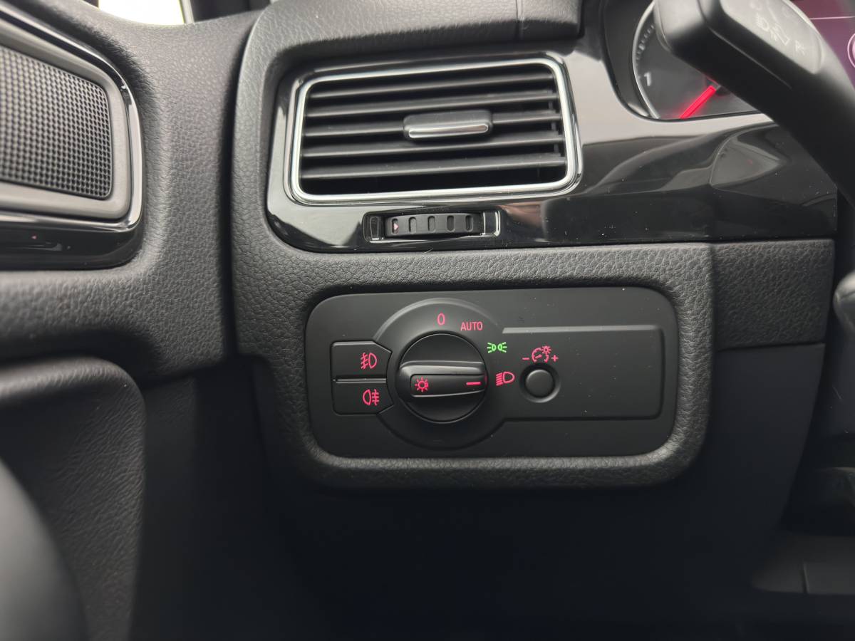 Volkswagen Touareg Volkswagen Touareg 3.0 TDI Highline Aut. *LEATHER | XENON | HEATED-COMFORTSEATS | NAVI-FULLMAP | PRIVACY-GLASS | SHIFT-PADDLES | ECC | PDC | CRUISE | TOWBAR | 20”ALU*