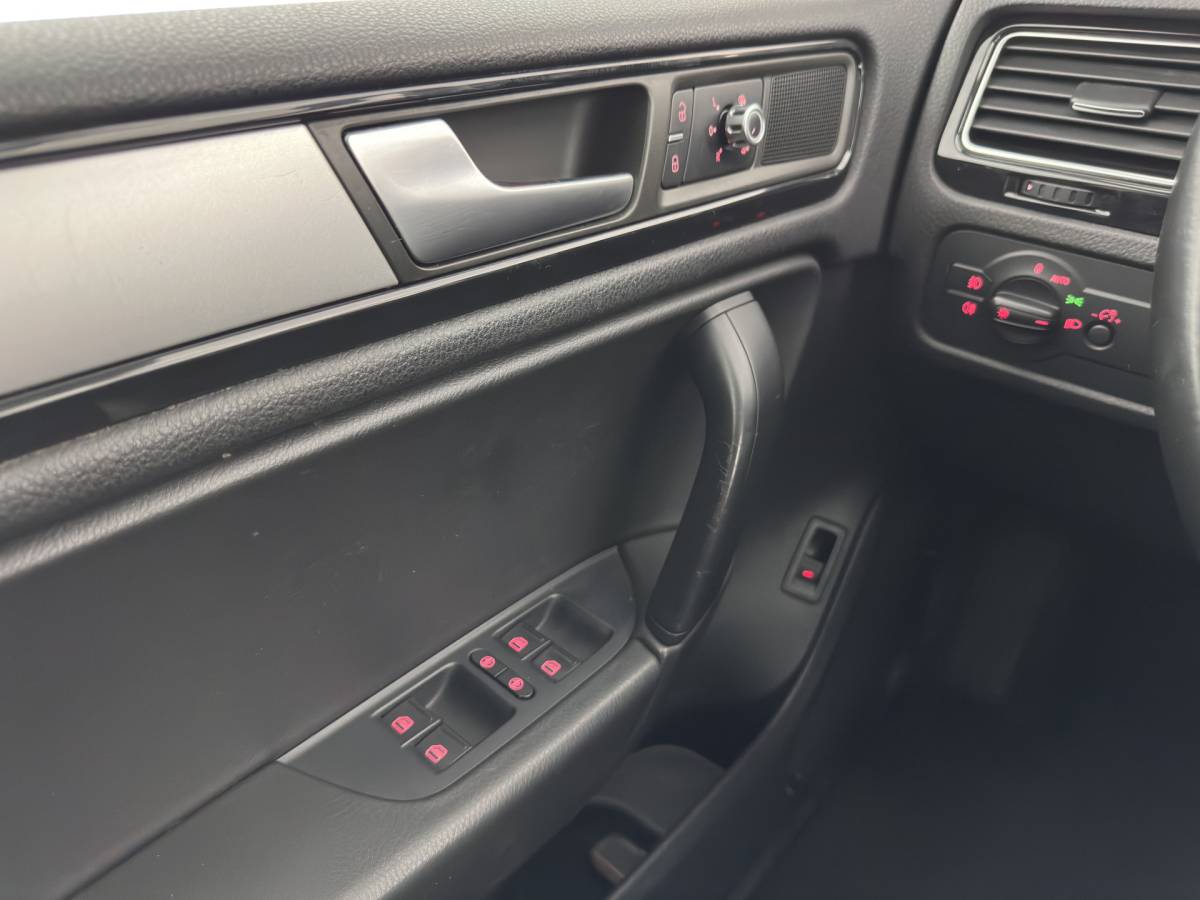 Volkswagen Touareg Volkswagen Touareg 3.0 TDI Highline Aut. *LEATHER | XENON | HEATED-COMFORTSEATS | NAVI-FULLMAP | PRIVACY-GLASS | SHIFT-PADDLES | ECC | PDC | CRUISE | TOWBAR | 20”ALU*
