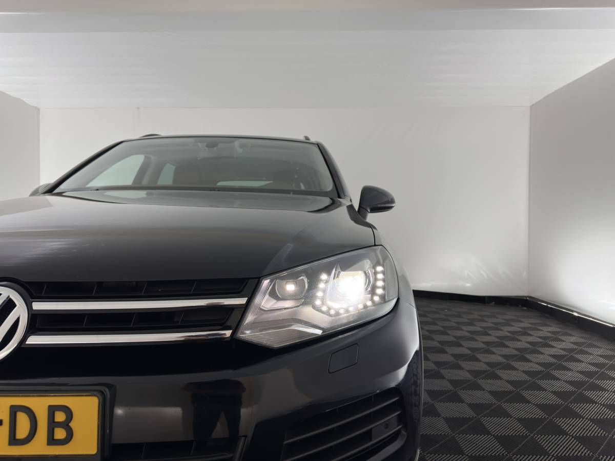 Volkswagen Touareg Volkswagen Touareg 3.0 TDI Highline Aut. *LEATHER | XENON | HEATED-COMFORTSEATS | NAVI-FULLMAP | PRIVACY-GLASS | SHIFT-PADDLES | ECC | PDC | CRUISE | TOWBAR | 20”ALU*