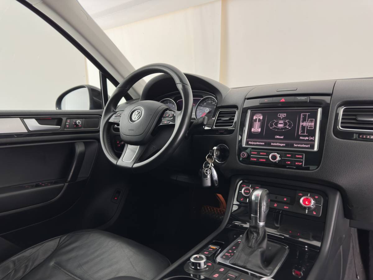Volkswagen Touareg Volkswagen Touareg 3.0 TDI Highline Aut. *LEATHER | XENON | HEATED-COMFORTSEATS | NAVI-FULLMAP | PRIVACY-GLASS | SHIFT-PADDLES | ECC | PDC | CRUISE | TOWBAR | 20”ALU*