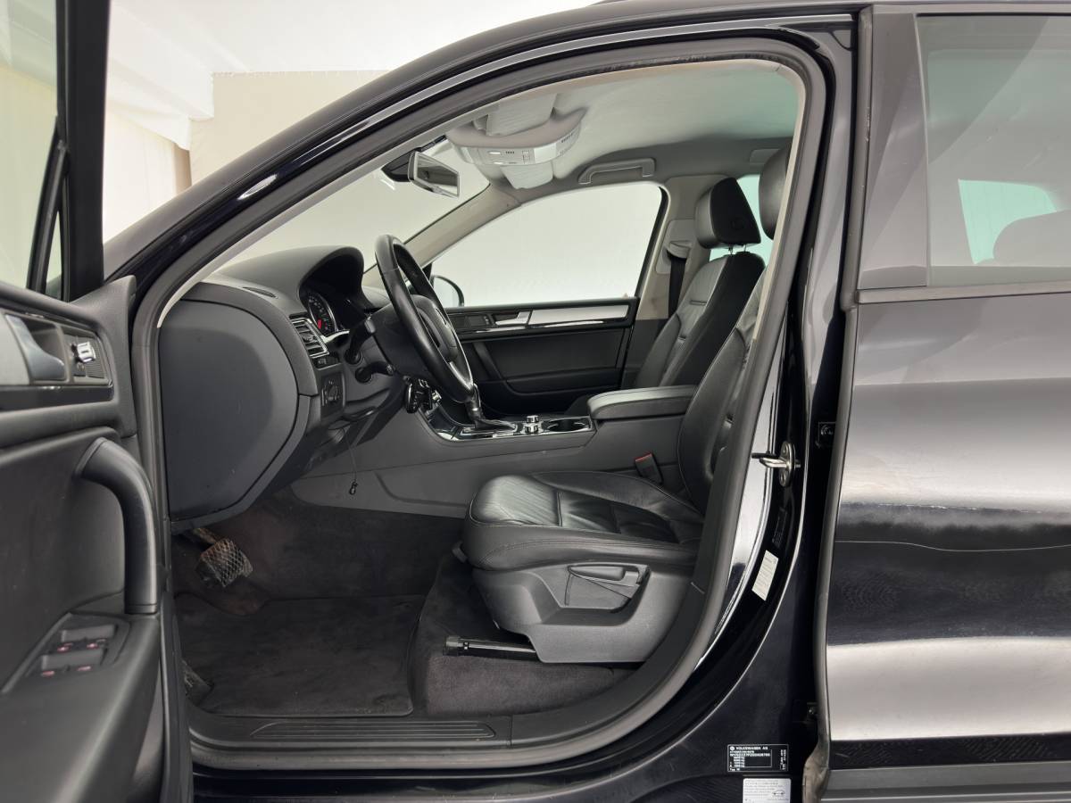 Volkswagen Touareg Volkswagen Touareg 3.0 TDI Highline Aut. *LEATHER | XENON | HEATED-COMFORTSEATS | NAVI-FULLMAP | PRIVACY-GLASS | SHIFT-PADDLES | ECC | PDC | CRUISE | TOWBAR | 20”ALU*