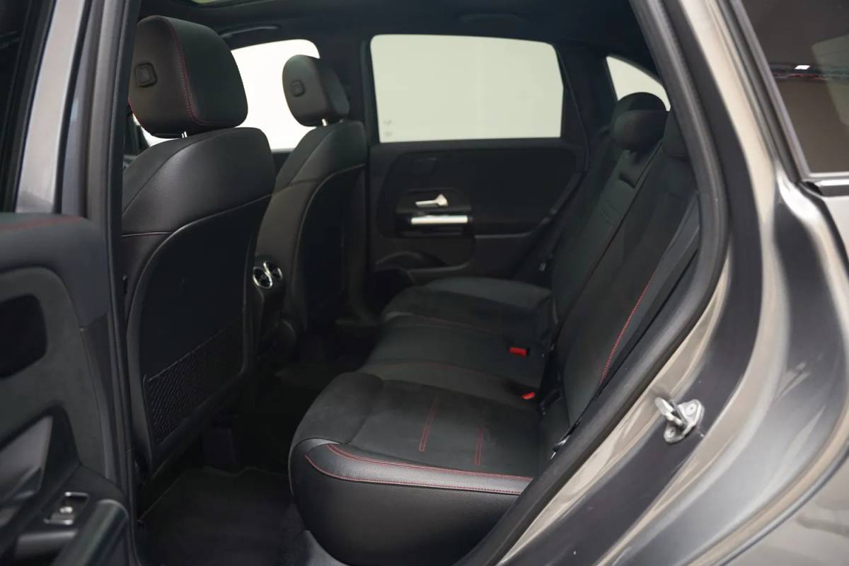 Mercedes-Benz B-Klasse Mercedes-Benz B-Klasse 220 AMG Line Night Aut. [ Panorama LED Navi Camera Sfeer Carplay ]