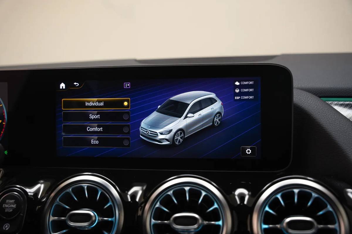 Mercedes-Benz B-Klasse Mercedes-Benz B-Klasse 220 AMG Line Night Aut. [ Panorama LED Navi Camera Sfeer Carplay ]