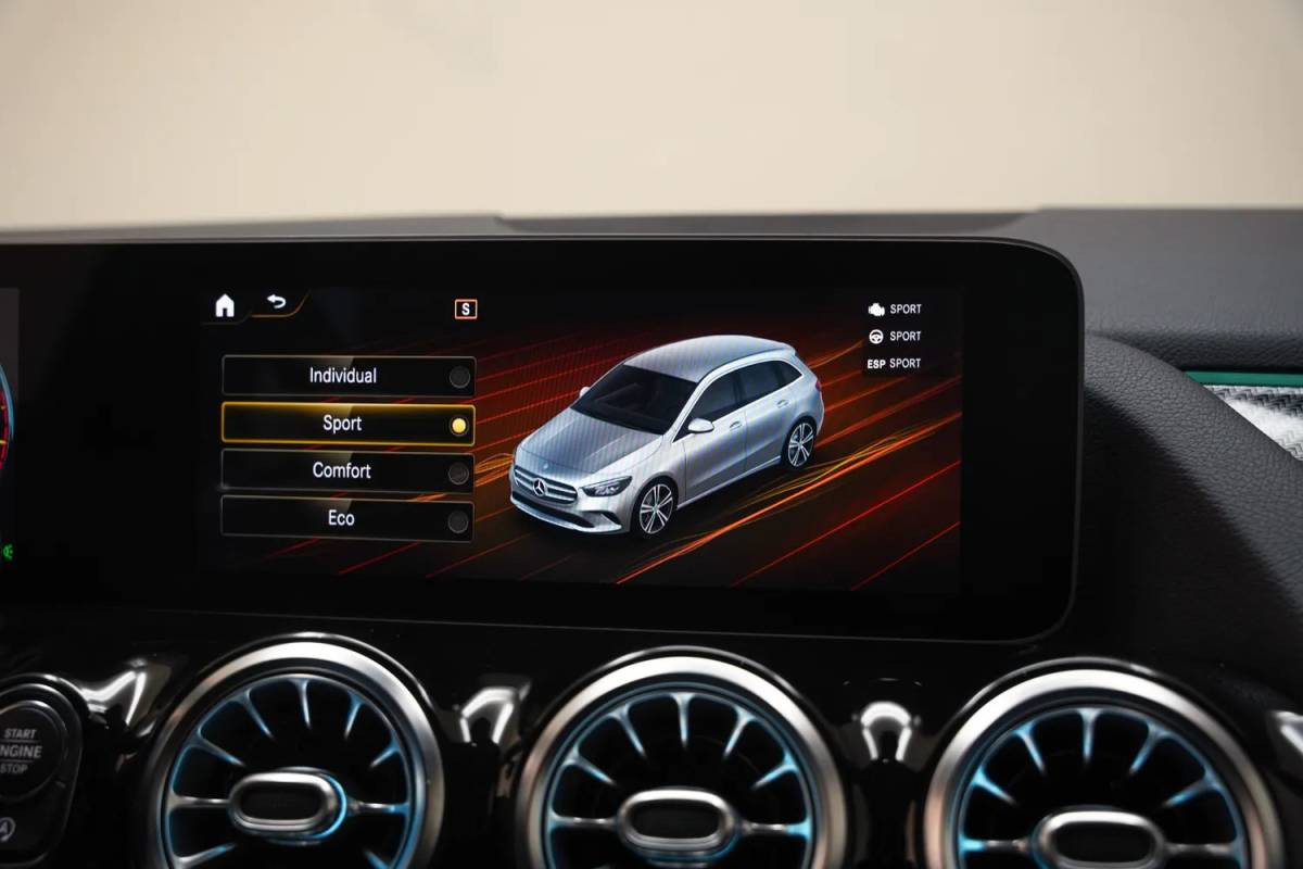 Mercedes-Benz B-Klasse Mercedes-Benz B-Klasse 220 AMG Line Night Aut. [ Panorama LED Navi Camera Sfeer Carplay ]