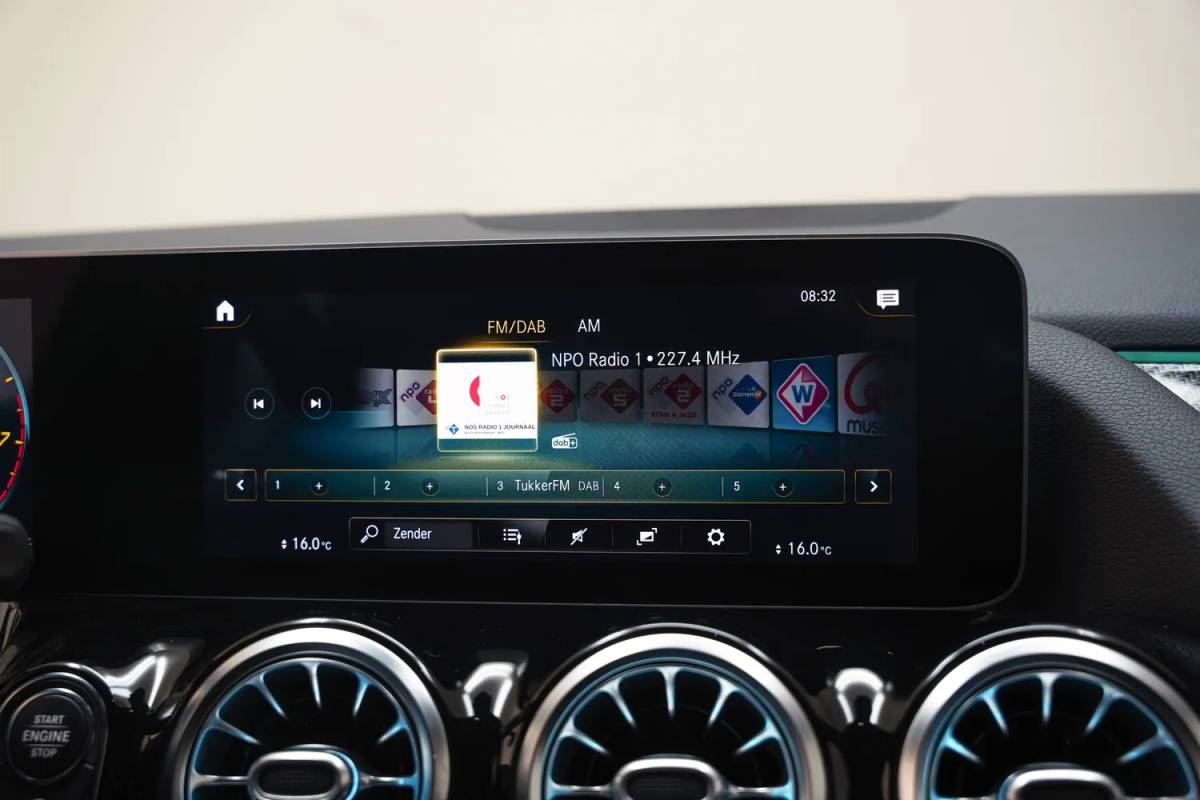 Mercedes-Benz B-Klasse Mercedes-Benz B-Klasse 220 AMG Line Night Aut. [ Panorama LED Navi Camera Sfeer Carplay ]
