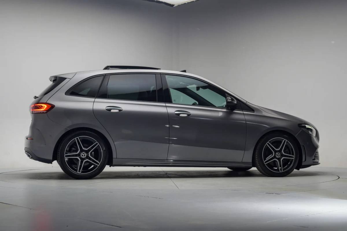 Mercedes-Benz B-Klasse Mercedes-Benz B-Klasse 220 AMG Line Night Aut. [ Panorama LED Navi Camera Sfeer Carplay ]
